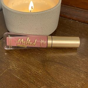 Too faced melted matte lip in queen B